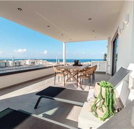 3 bedroom penthouse apartment with pool in Chania town, sleeps 6
